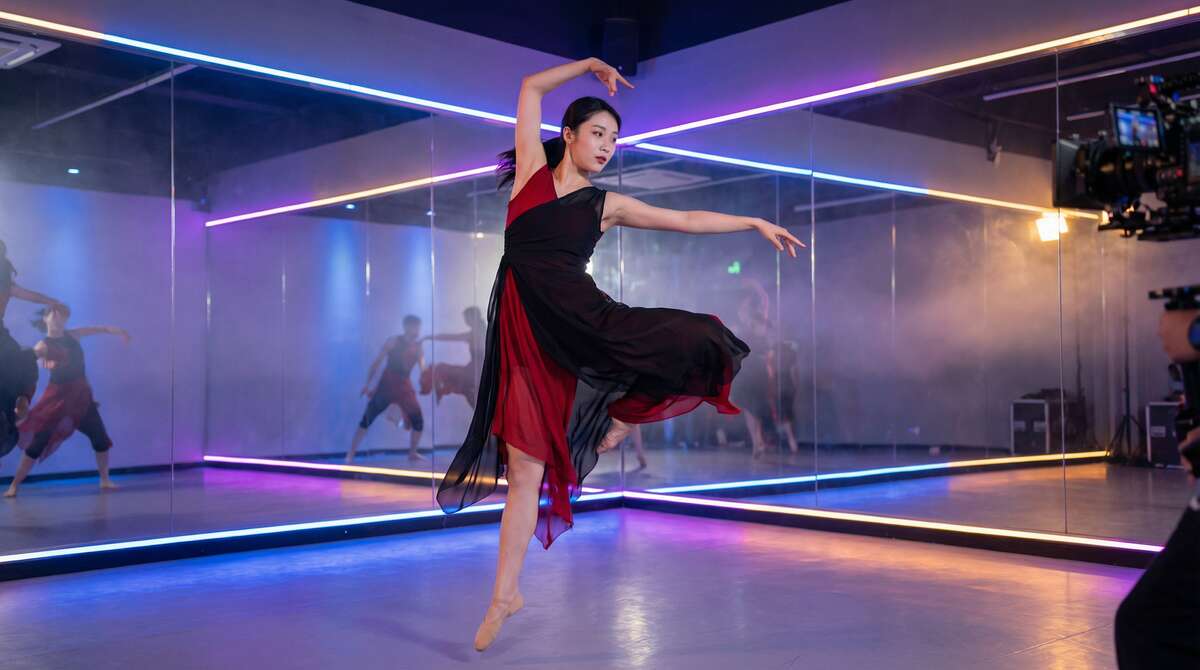 黄色仓库舞蹈视频表演